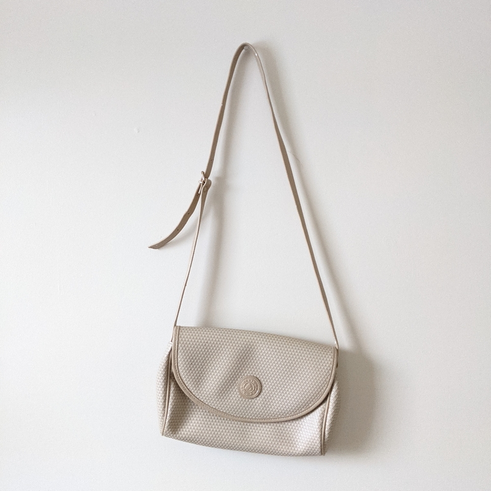 90S LIZ CLAIBORNE CREAM CROSS BODY BAG